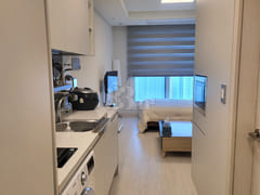 New studio apartment in a prime location righ 6th image