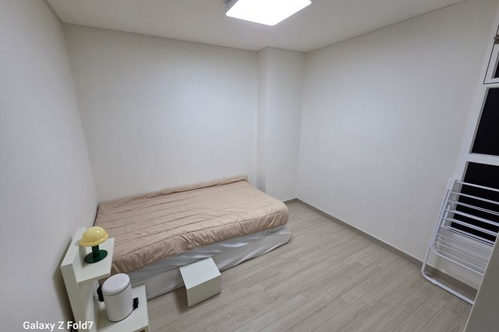Newly remodeled, fully furnished, 3 rooms 7th image