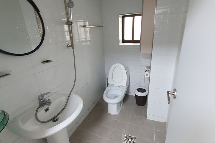 Neat and cozy, just like an apartment. 14th image