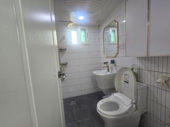 Clean Gaebong-dong unit with a small terrace 13th image