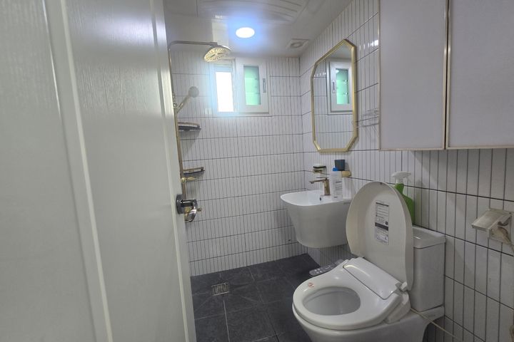 Clean Gaebong-dong unit with a small terrace 13th image