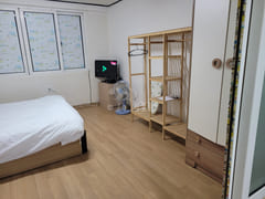 2 bedrooms, 2 queen beds, 1 single bed 7th image