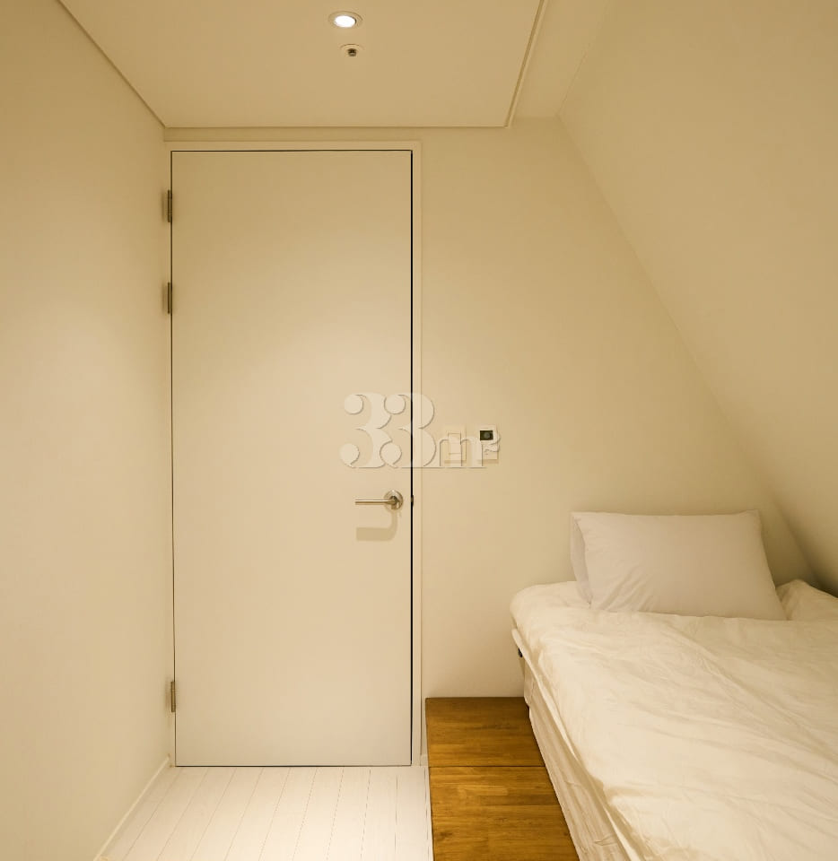 5th Floor_3 People, 2 Beds + Terrace 15th image
