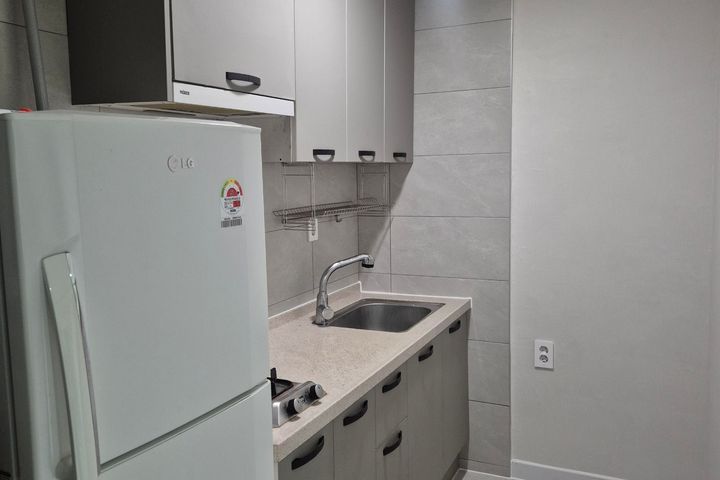 Renovated Studio Apartment in Chojeon-dong (U 2th image