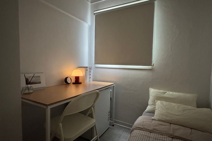 Mini-room with an exterior window and good ve 4th image