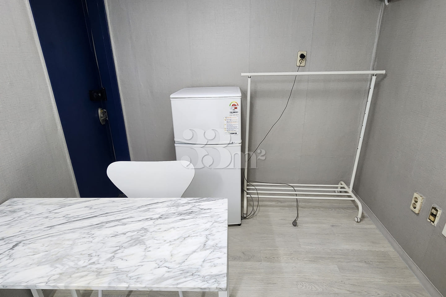 Clean, south-facing studio apartment 6th image