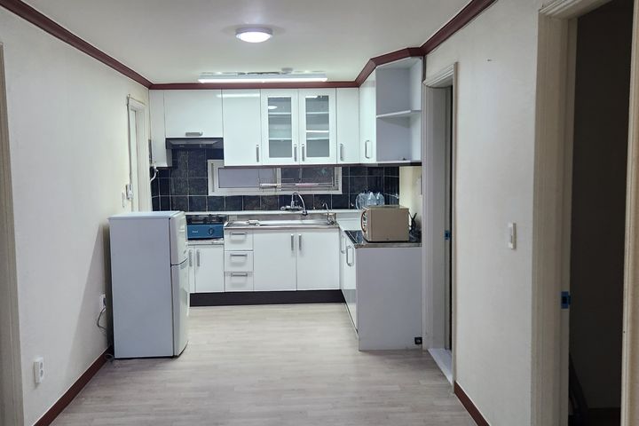 Spacious and Bright 32-Pyeong Home in Dongduc 14th image