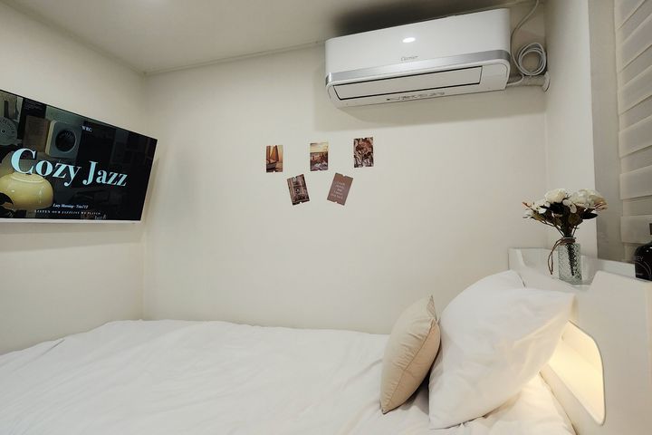 Room 202 1th image