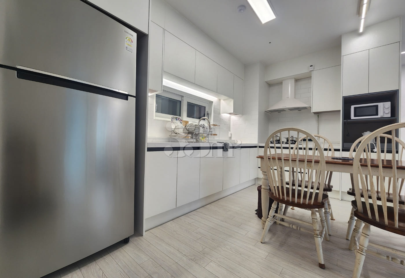 Apartment-style layout: 2 bathrooms 7th image