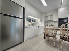 Apartment-style layout: 2 bathrooms 7th image