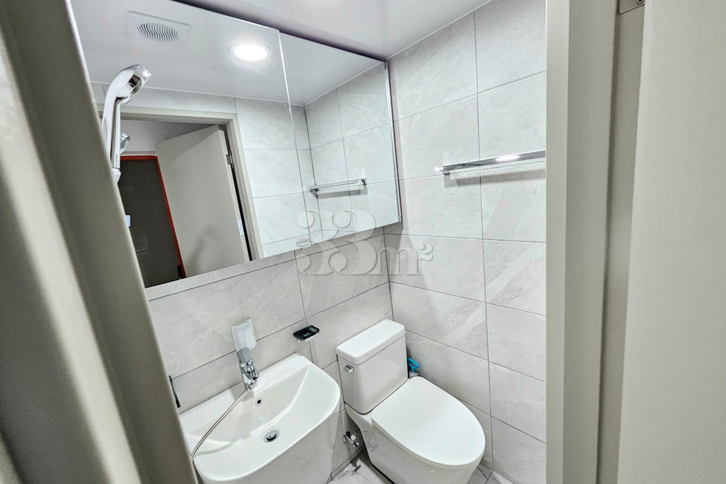 Clean studio apartment in a triple station ar 9th image