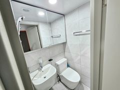 Clean studio apartment in a triple station ar 9th image