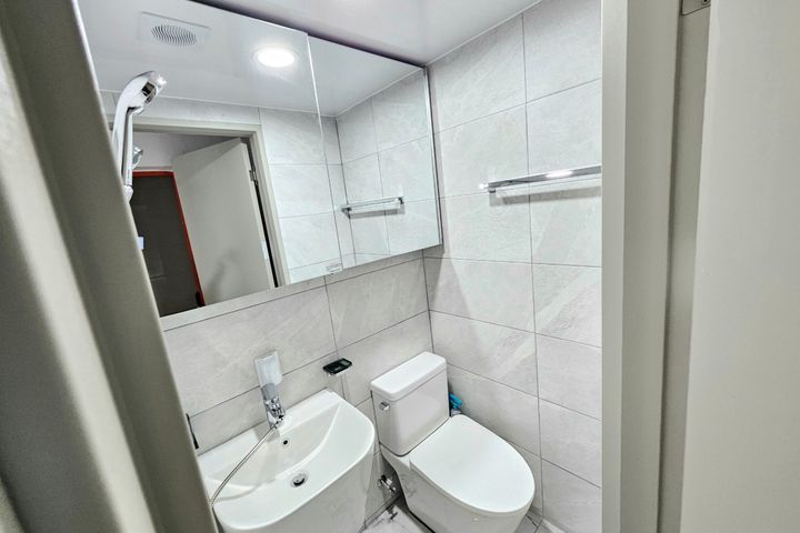 Clean studio apartment in a triple station ar 9th image