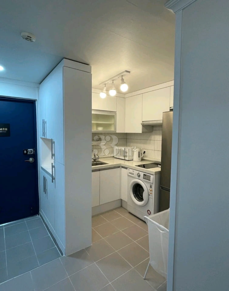 Luxury Two-Bedroom Apartment, 3 Minutes from 3th image