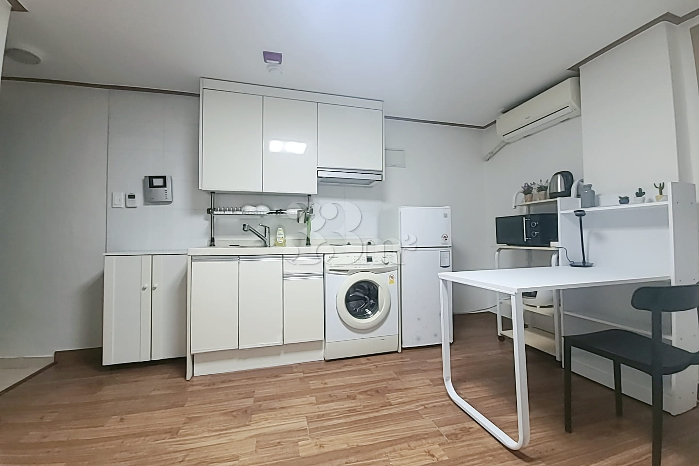 Clean studio apartment near the station 23 7th image