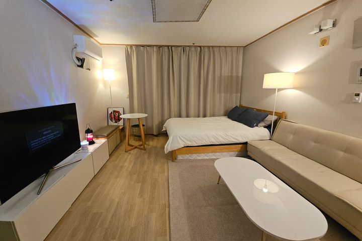 5 minutes from Gasan Station. Room with a ter 4th image