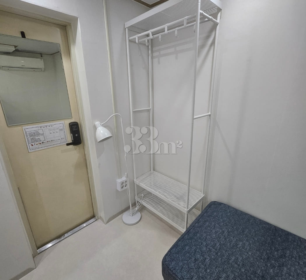 Room 502 4th image
