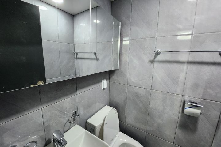 Clean, modern white studio apartment 3th image