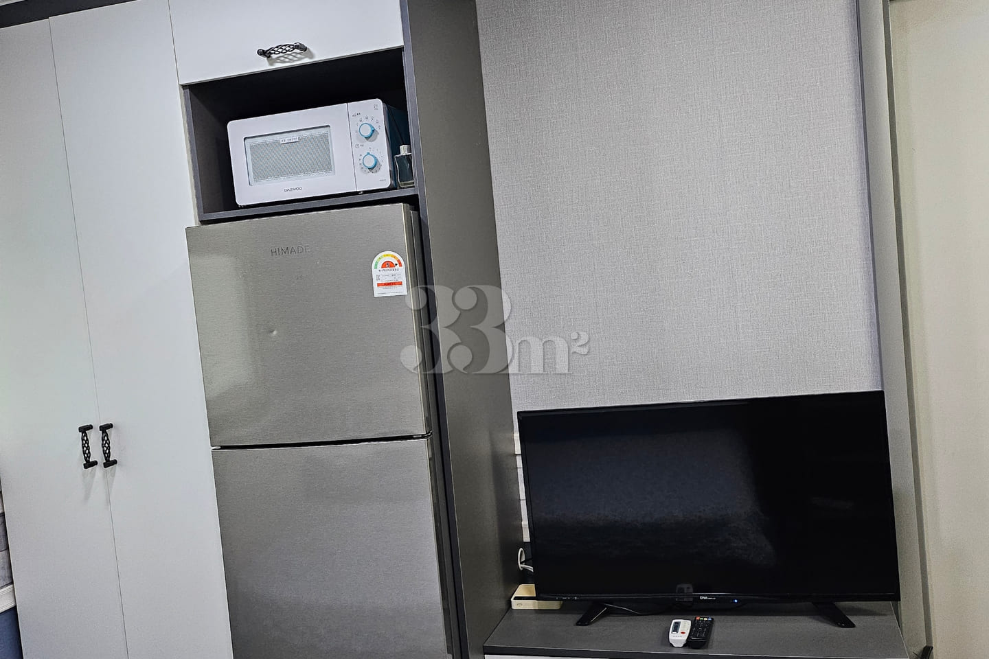 Convenient transportation and parking, studio 5th image