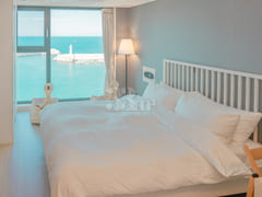 Jeju high-rise unit with full amenities and o 3th image