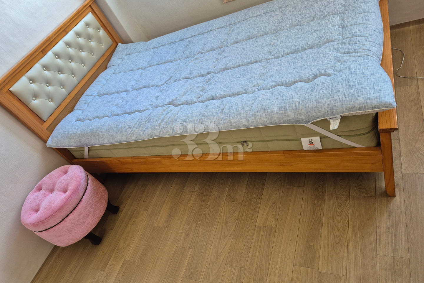 Two large bedrooms and a spacious outdoor ter 5th image