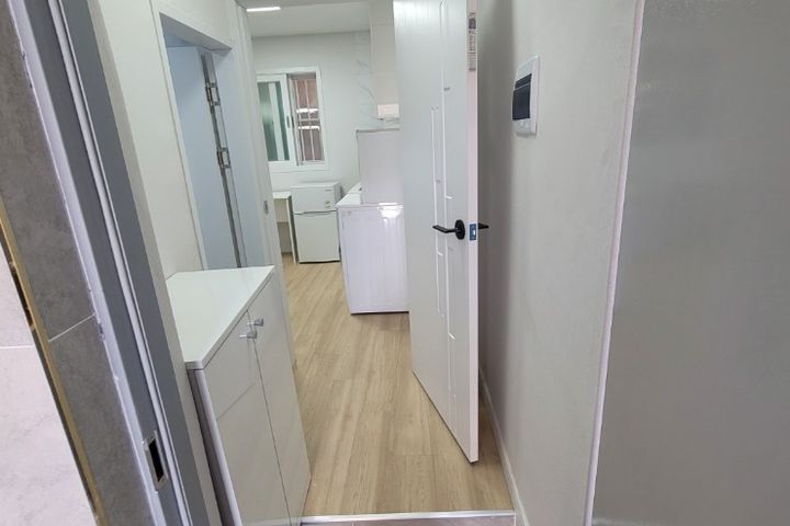 Remodeled studio apartment, 7 minutes from th 5th image