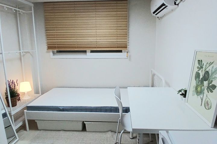 Room 202 11th image