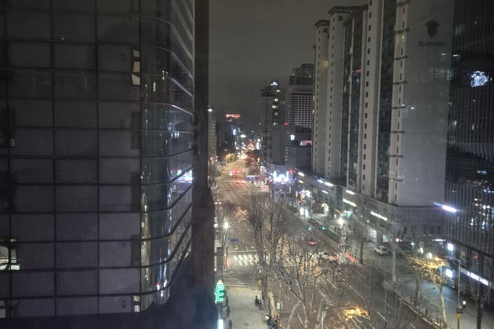 City view, super close to the subway station, 2th image