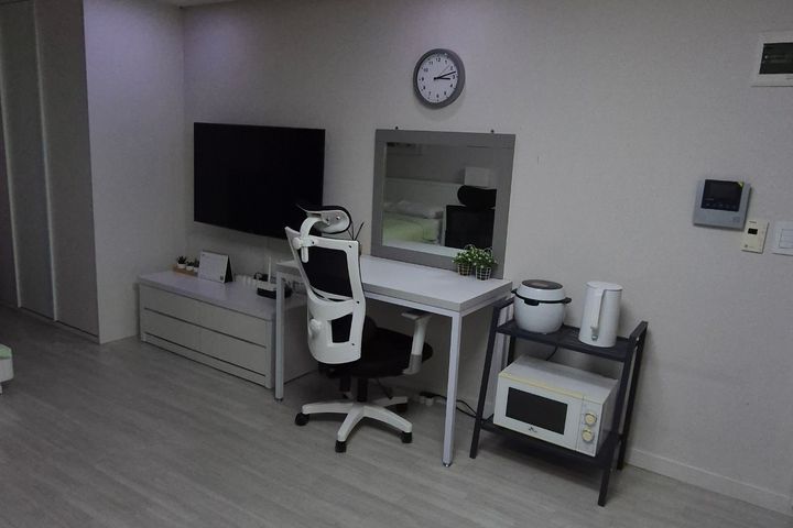 Spacious and quiet room near Sinsa Station 10th image
