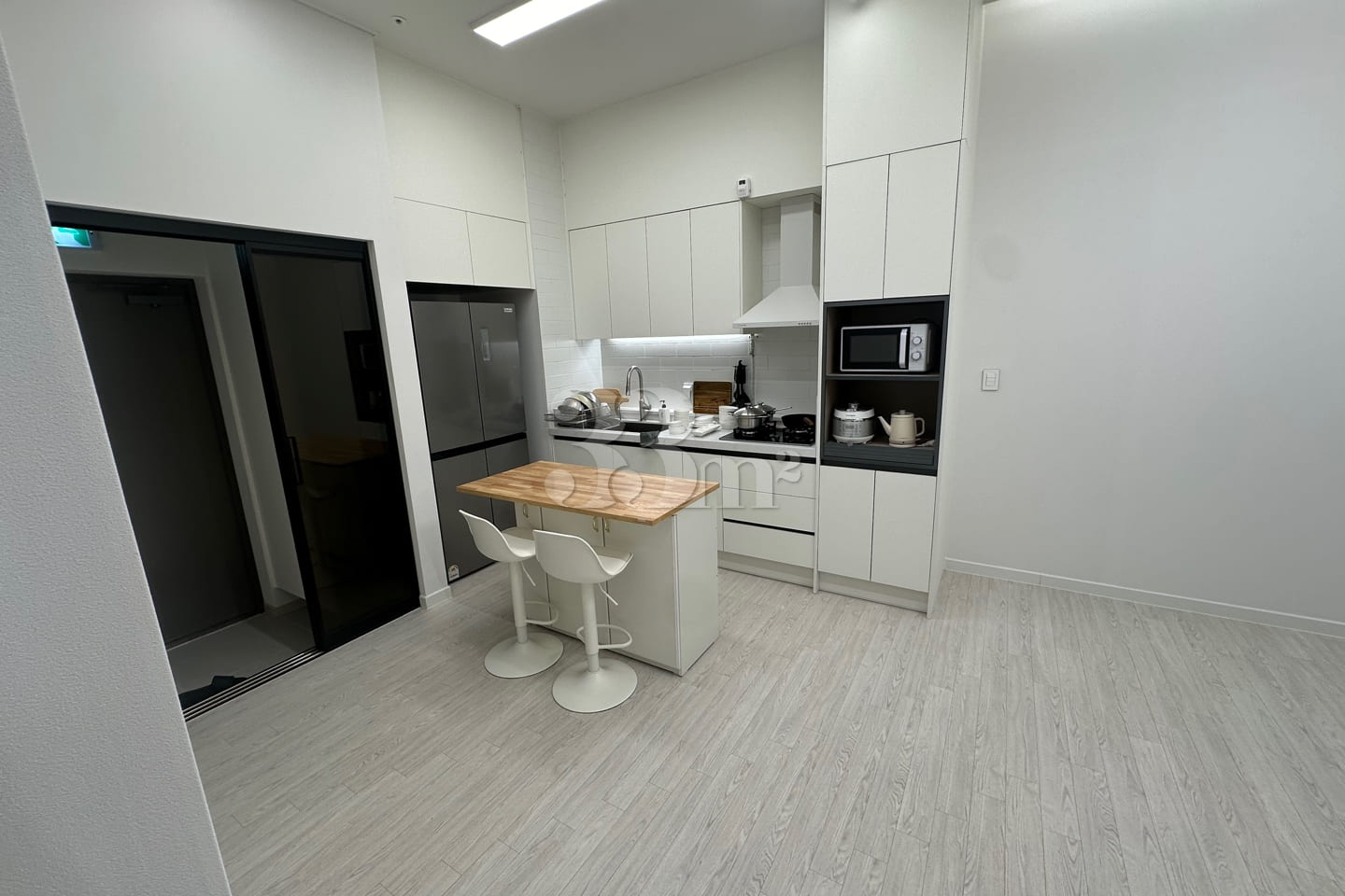 Brand-new two-room unit, parking available. 3th image