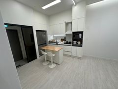 Brand-new two-room unit, parking available. 3th image