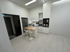 Brand-new two-room unit, parking available. 3th image