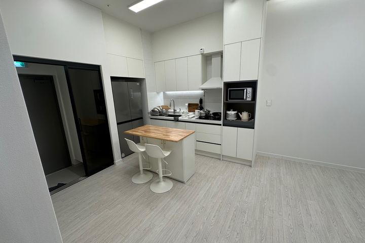 Brand-new two-room unit, parking available. 3th image