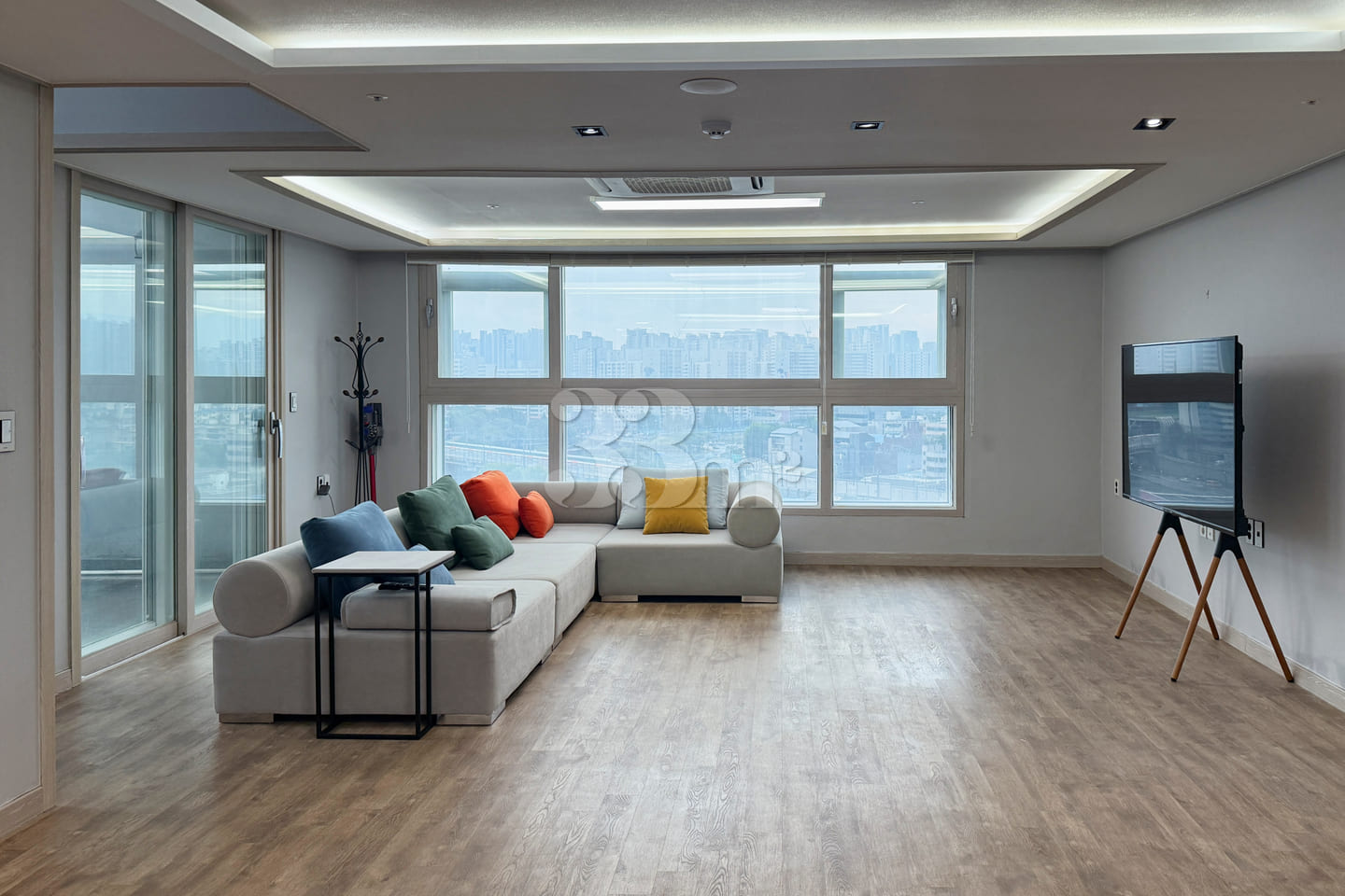 60-Pyeong Penthouse with Large Terrace 1th image