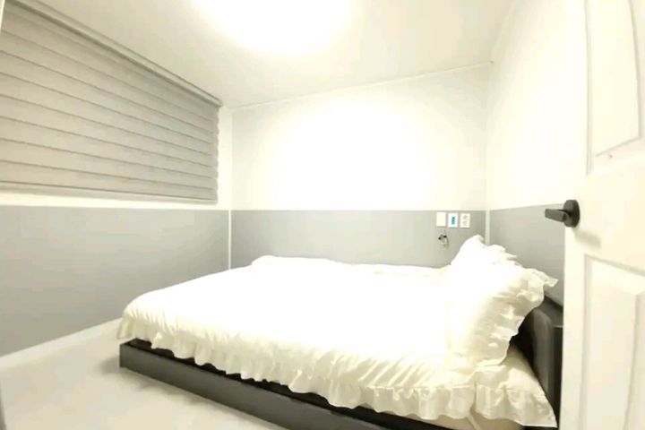 A neat and cozy house. 3th image