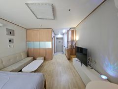 5 minutes from Gasan Station. Room with a ter 12th image
