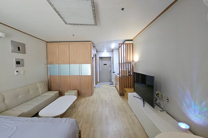 5 minutes from Gasan Station. Room with a ter 12th image