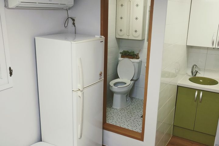 Room 305 7th image