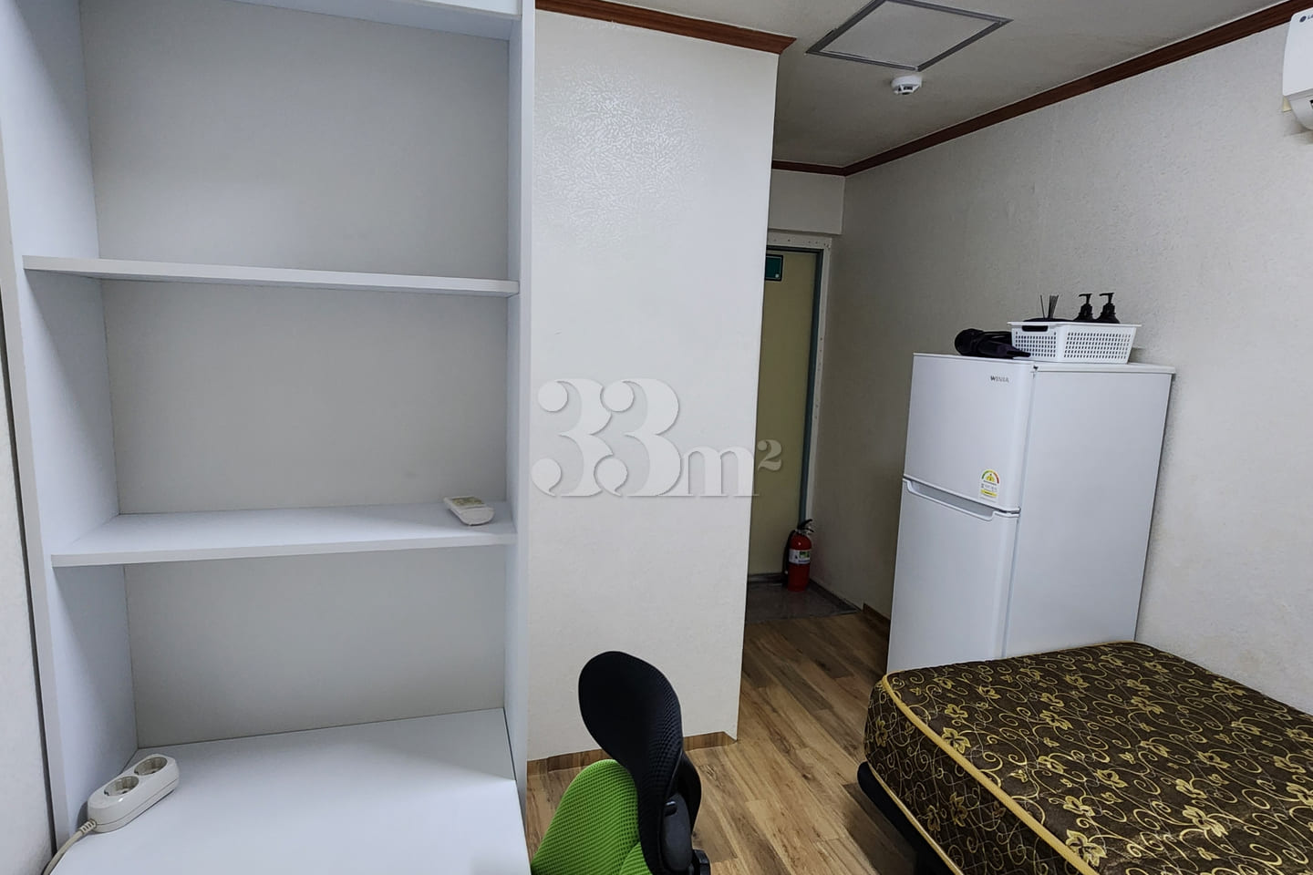 Room 402 0th image