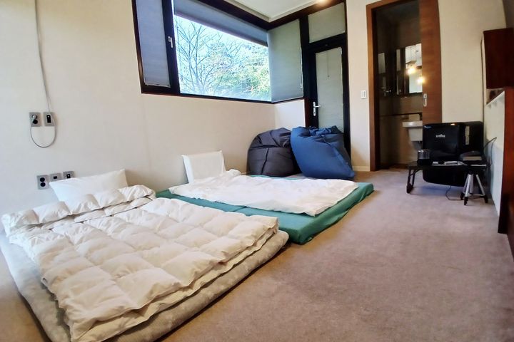 Three-bedroom detached house with a fireplace 4th image