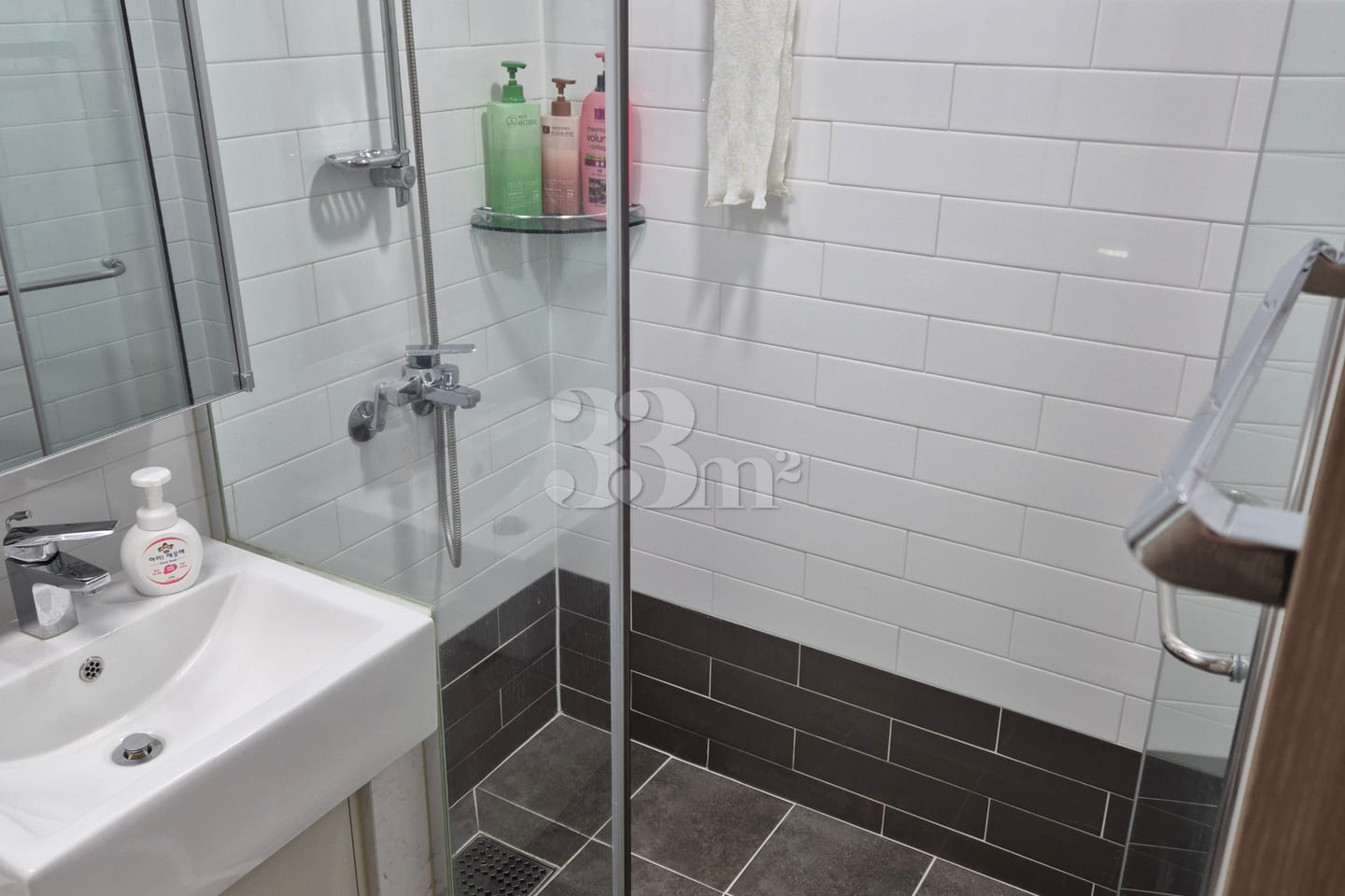 1.5-room unit with a spacious living room and 6th image