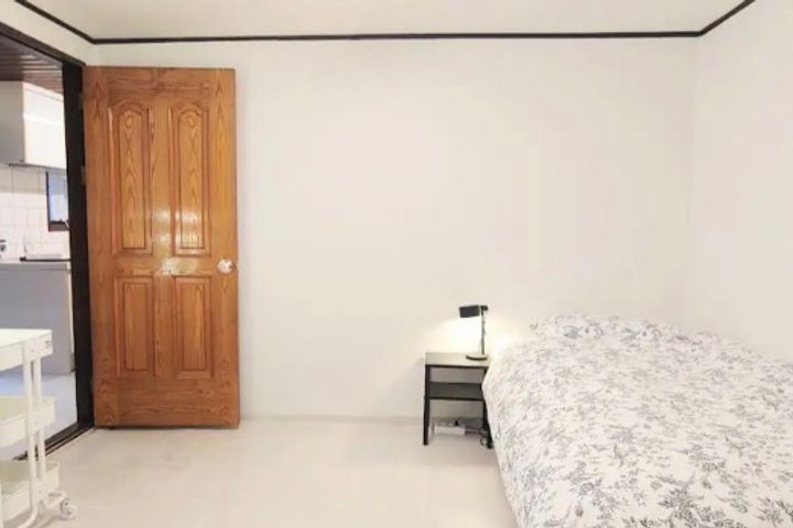 Two-bedroom apartment, 5-minute walk from Ewh 0th image