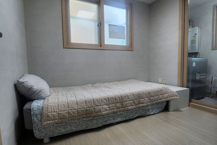 3-bedroom, 2-bathroom apartment near the subw 6th image