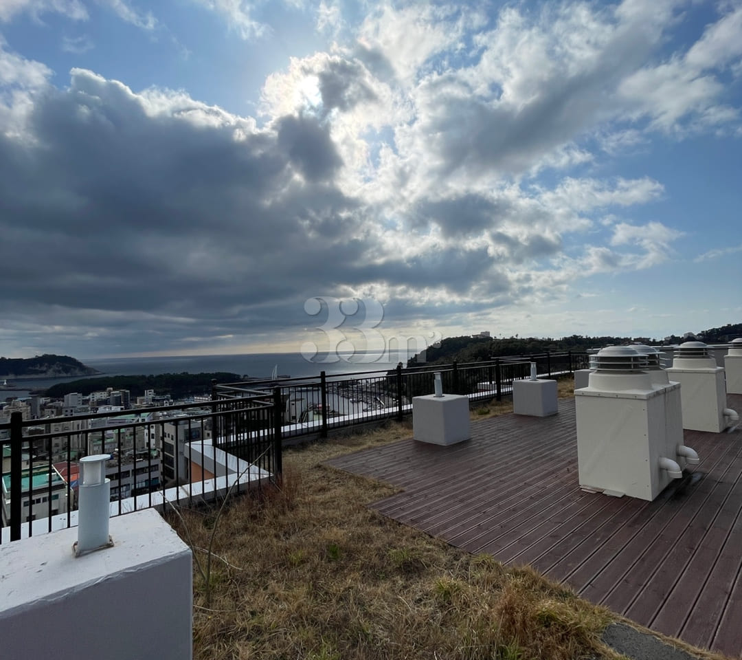 New, fully-furnished residence 2 13th image