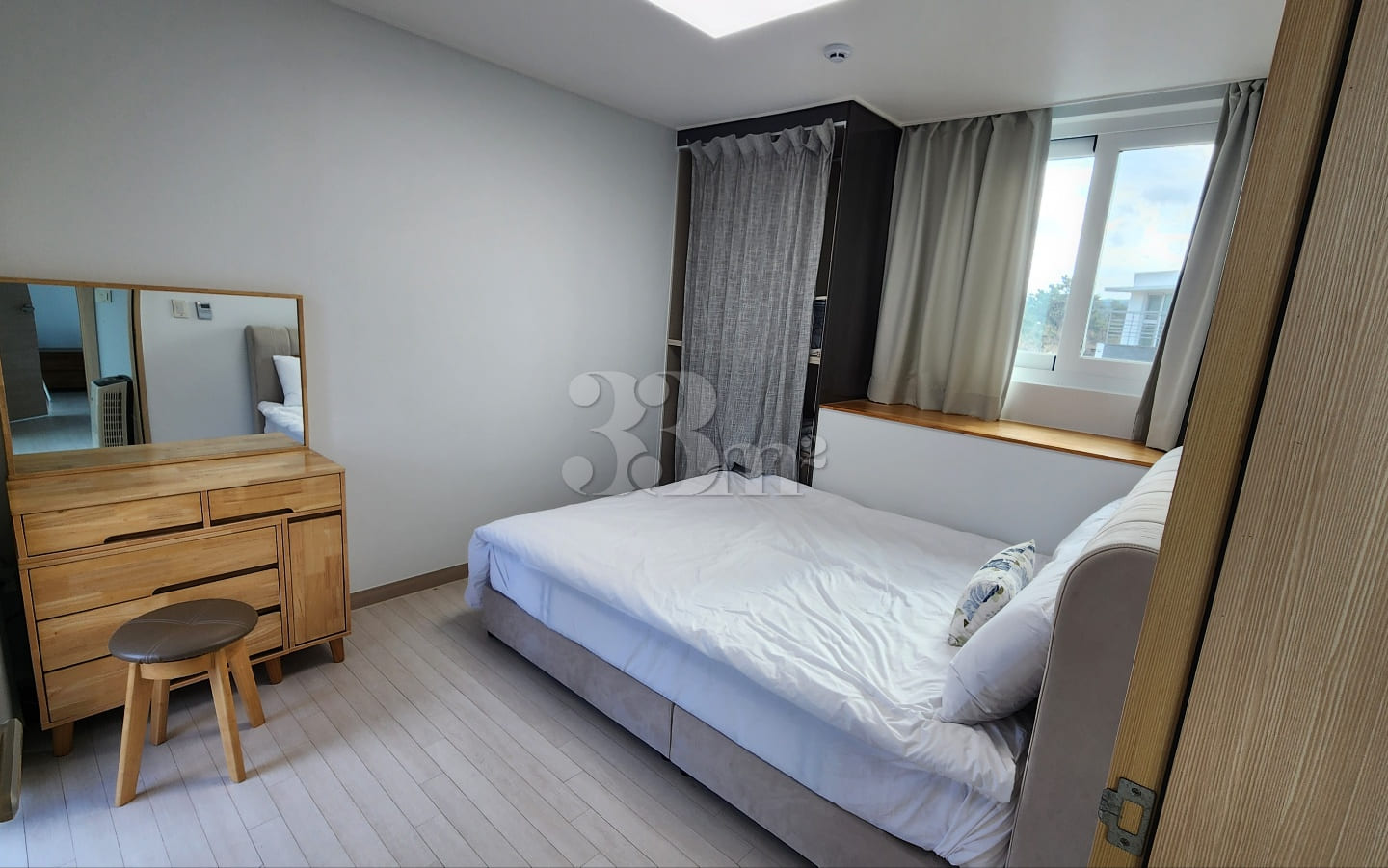 Detached house within walking distance of Hye 9th image