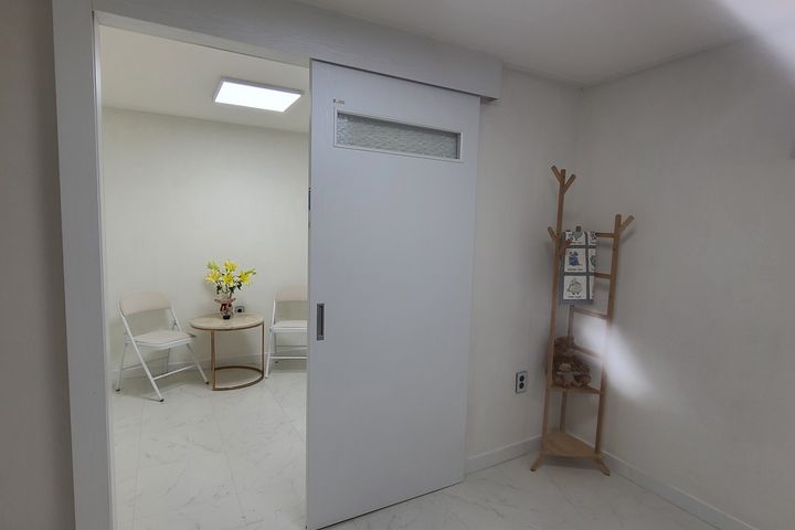 2 bedrooms, fully renovated, right next to th 8th image