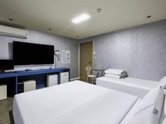 A clean twin-bed accommodation 0th image