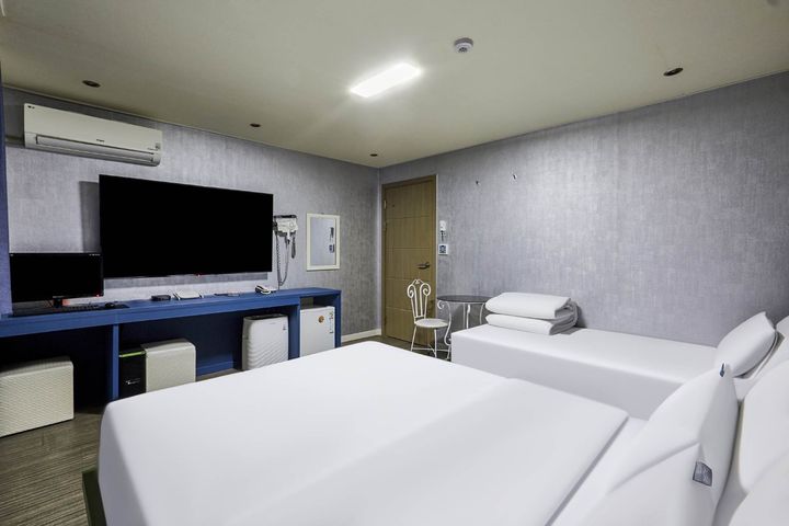 A clean twin-bed accommodation 0th image