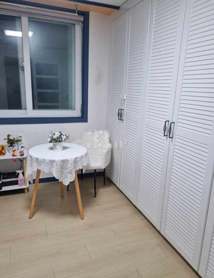 Room 203 12th image
