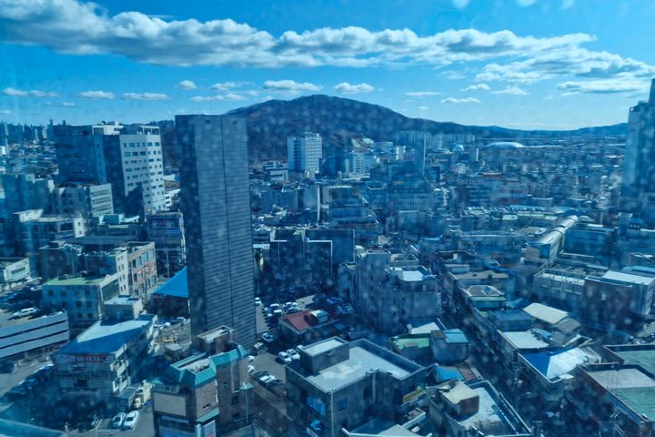 13th-floor officetel with a great view 5th image